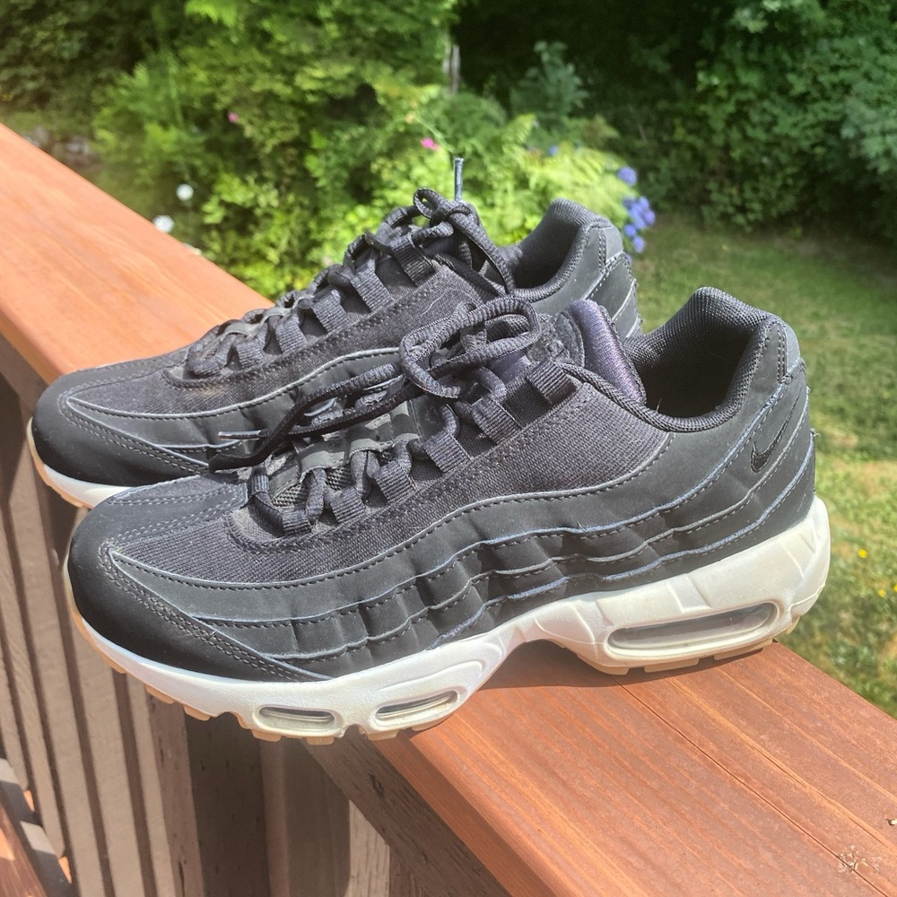 Nike Air Max 95 Black / Gum Bottom